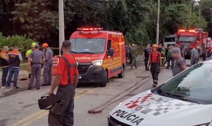 Equipes atuam no resgate às vítimas de acidente com helicóptero em Barueri (SP)