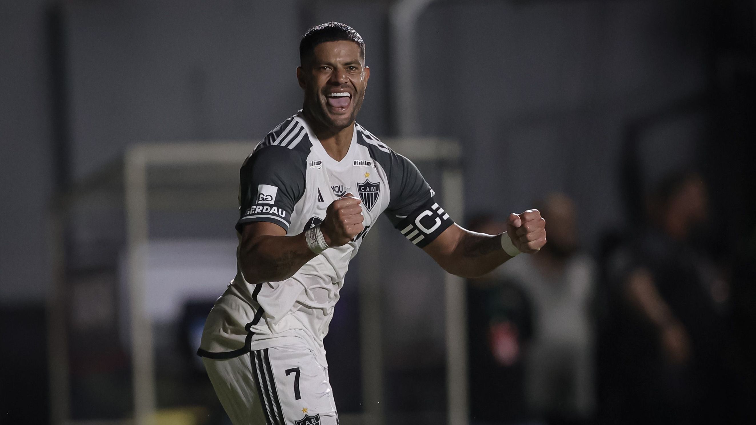 Hulk comemorando gol na vitória do Atlético-MG sobre o Athletic pelo Mineiro
