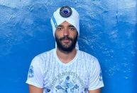 Humberto Carrão veste turbante em visita aos Filhos de Gandhy, em Salvador
