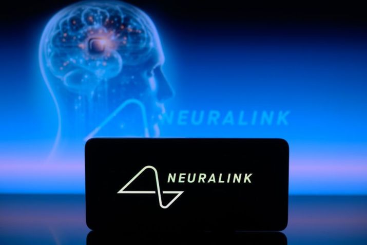 Ilustração do chip da Neuralink, de Elon Musk / Jonathan Raa/NurPhoto via Getty Image