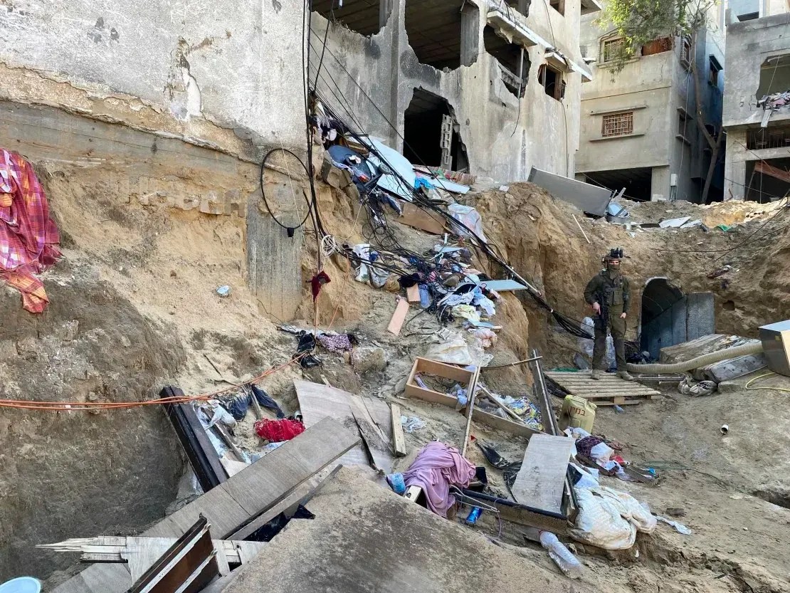 Um soldado israelense monta guarda do lado de fora da entrada de uma rede de túneis sob um bairro destruído em Khan Younis / Ivana Kottasová/CNN