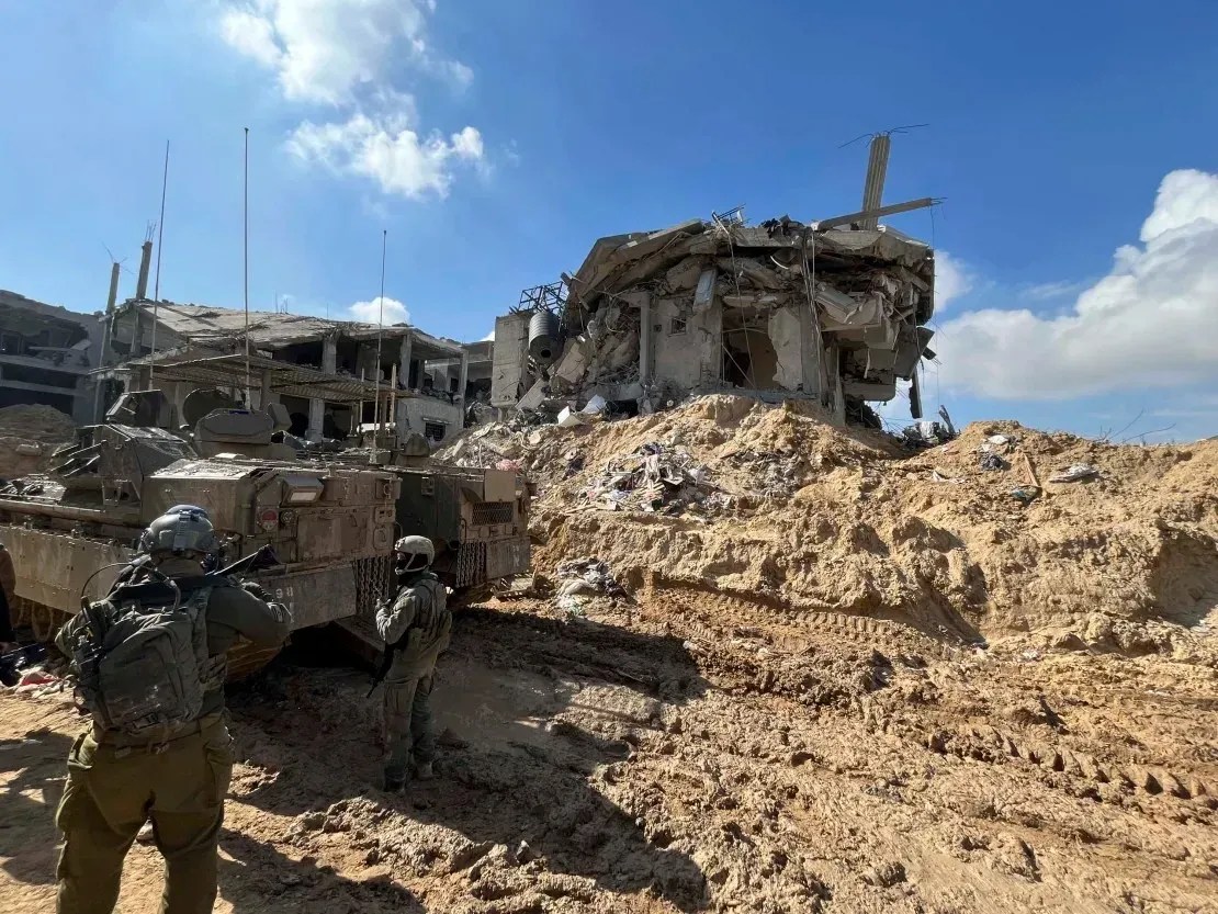 Soldados israelenses patrulham a área ao redor de uma entrada na rede de túneis sob Khan Younis / Ivana Kottasová/CNN