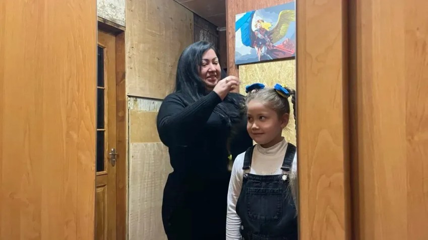 Duas ou três vezes por semana, Elmira vai de ônibus do centro da cidade de Kharkiv para a sua escola, situada em um túnel de uma estação de metrô / Joseph Ataman/CNN