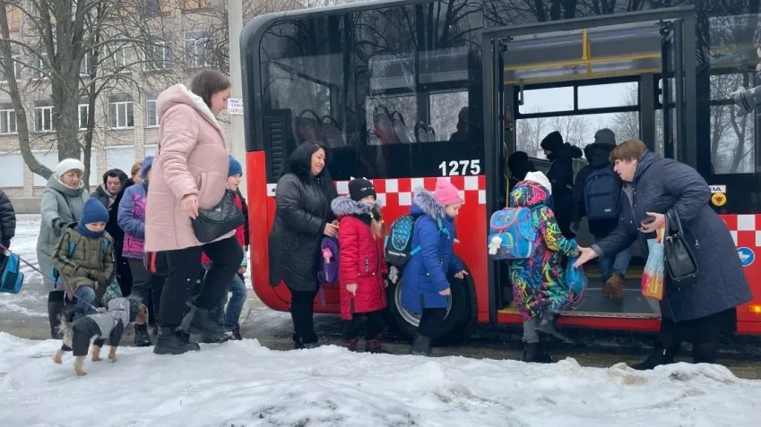 As crianças da metrô escola pegam um ônibus da antiga escola até a estação de metrô, onde têm aulas presenciais em dias alternados / Joseph Ataman/CNN