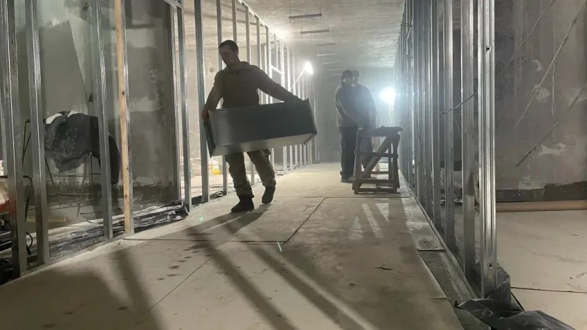 Até março, o prefeito de Kharkiv espera ter operacional a primeira “escola bunker” da cidade, construída especificamente para esse fim – onde 450 alunos terão aulas dentro dela quando estiver concluída / Joseph Ataman/CNN
