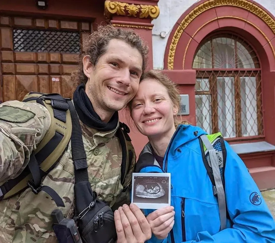 Vitalii ficou muito feliz ao ouvir a notícia da gravidez de sua esposa, que o localizou enquanto ele se mudava de um ponto da linha de frente para outro / Natalia Kyrkach-Antonenko/Arquivo Pessoal