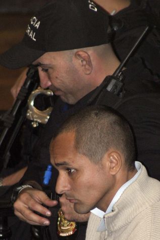 Márcio dos Santos Nepomuceno, o Marcinho VP (de blusa bege), é julgado no 1º Tribunal do Júri, no centro do Rio de Janeiro / Henrique Esteves/Estadão Conteúdo - 07.ago.2007