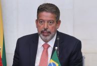 Lira conversa com líderes e analisa avançar com pedidos de CPIs