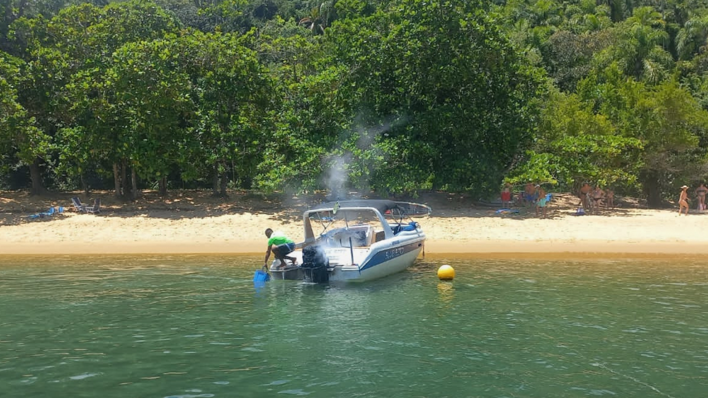 incêndio lancha Ubatuba