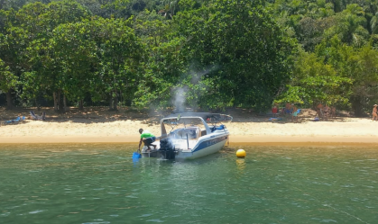 Família é resgatada após princípio de incêndio em lancha no litoral de SP