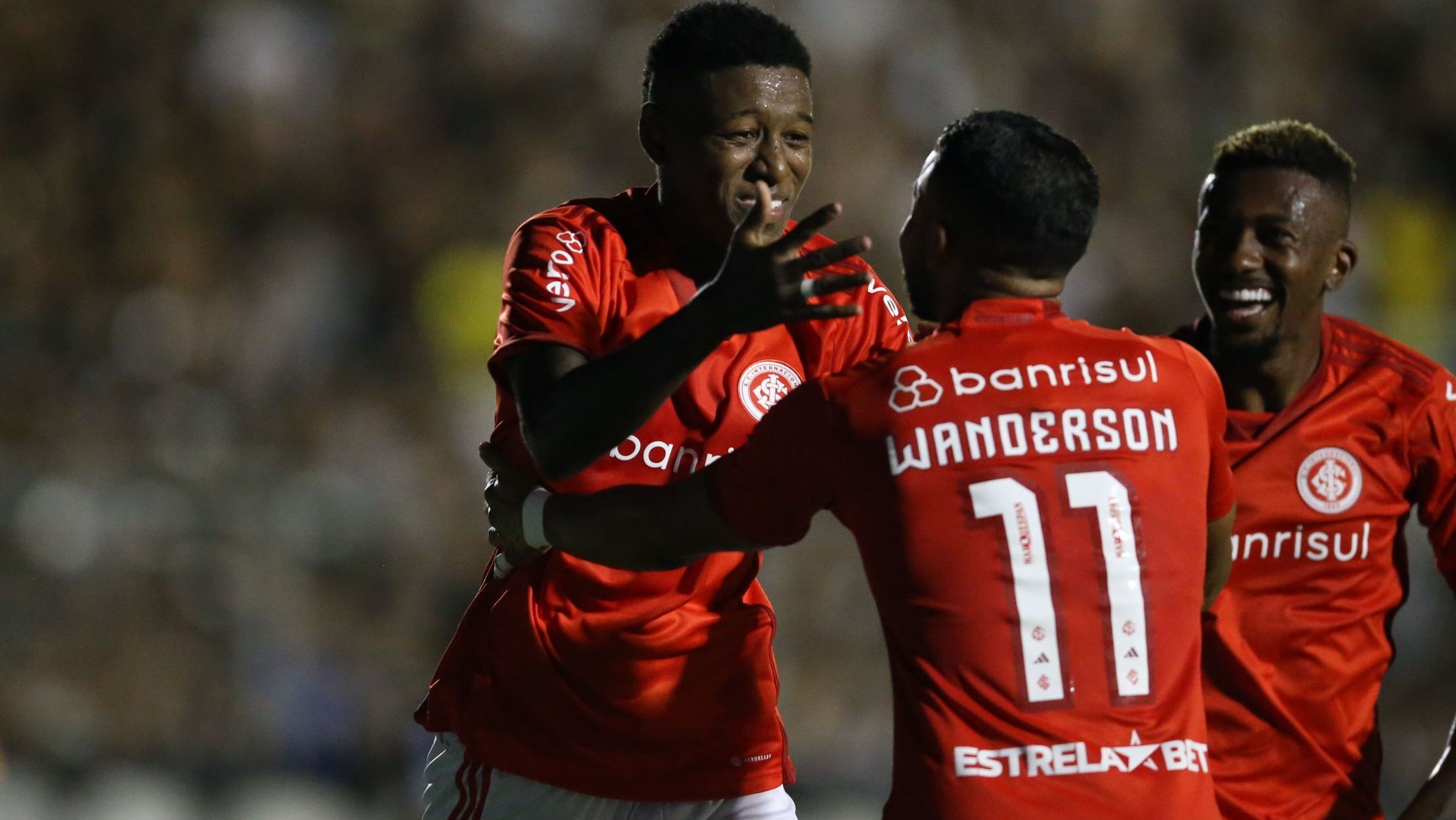 Vitão comemora o segundo gol do Inter sobre o ASA