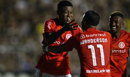 Vitão comemora o segundo gol do Inter sobre o ASA