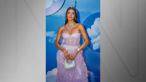 Já a modelo e atriz Jakelyne Oliveira escolheu um vestido lilás para a noite de sábado (10)