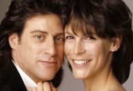 Jamie Lee Curtis diz que Richard Lewis foi responsável por ter largado o álcool