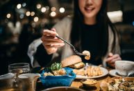 Jantar tarde da noite faz mal? Entenda se há riscos para a saúde