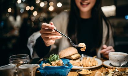 Jantar tarde da noite faz mal? Entenda se há riscos para a saúde