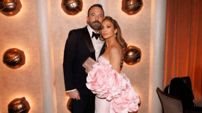 Jennifer Lopez posa com Ben Affleck no Globo de Ouro 2024