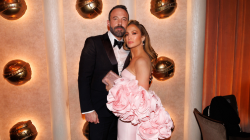 Jennifer Lopez posa com Ben Affleck no Globo de Ouro 2024