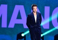 Jeremy Renner sobe ao palco do People's Choice Awards após grave acidente