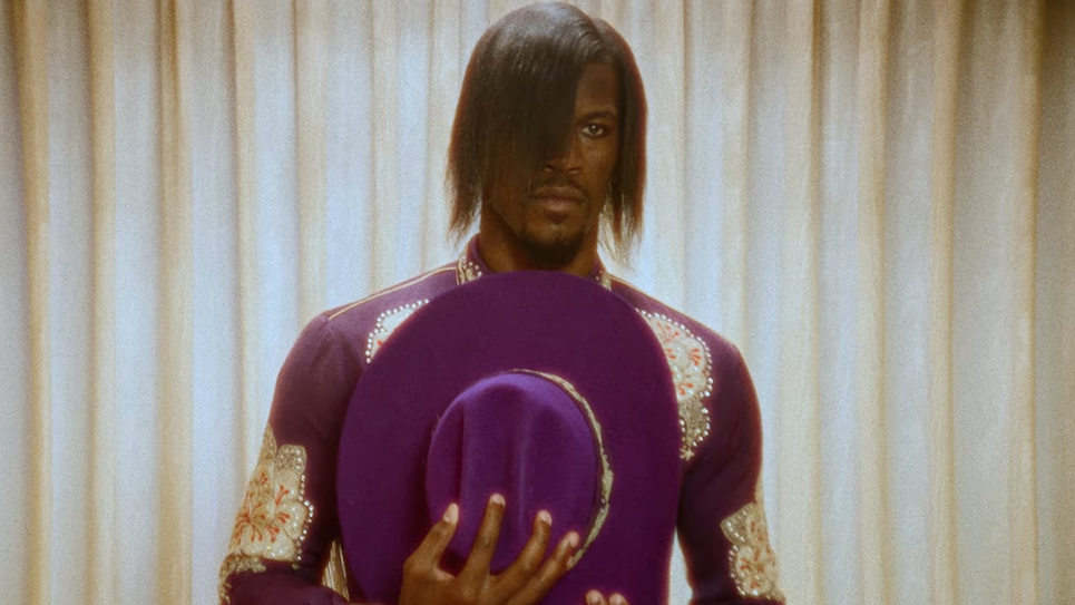 Jimmy Butler no clipe de "So Much (For) Stardust", do Fall Out Boy