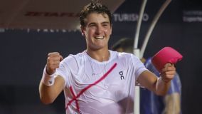 João Fonseca comemora vitória sobre o chileno Garin no Rio Open