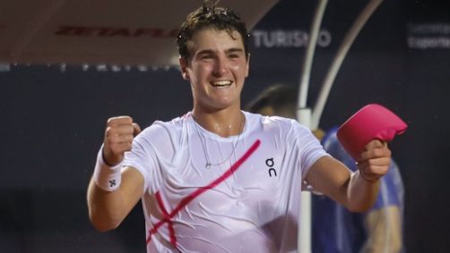 João Fonseca comemora vitória sobre o chileno Garin no Rio Open