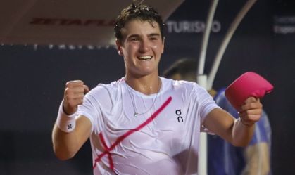 João Fonseca comemora vitória sobre o chileno Garin no Rio Open