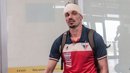 João Ricardo, goleiro do Fortaleza, desembarca no Ceará com a cabeça enfaixada