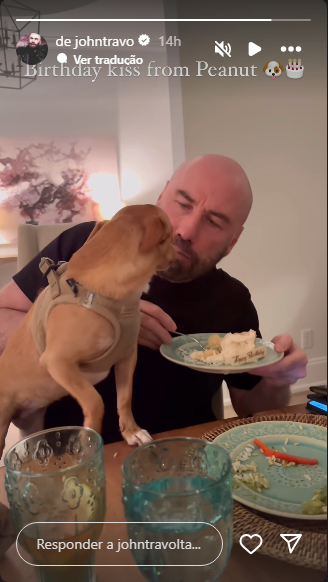 John Travolta comemora aniversário de 70 anos ao lado da família e de seu cãozinho, Peanut. / Reprodução/ Instagram