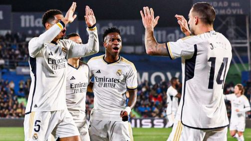 Jogadores do Real Madrid comemoram com Joselu um dos gols da vitória sobre o Getafe