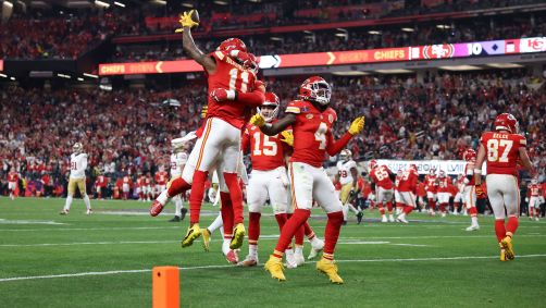 Jogadores do Kansas City Chiefs comemoram ponto no Super Bowl LVIII