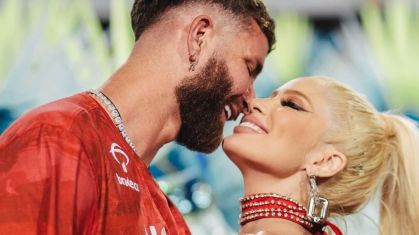 Léo Peireira, zagueiro do Flamengo, e Karoline Lima, influencer, ou melhor, os "Karolinos", curtiram o carnaval na Sapucaí