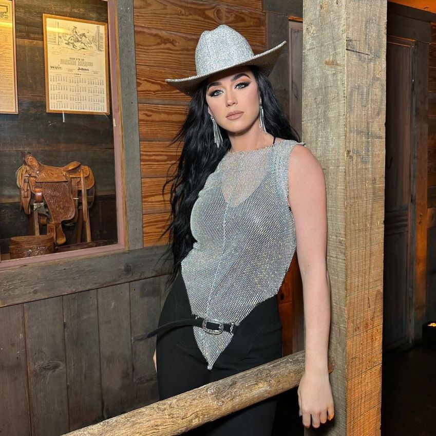 Katy Perry escolhe chapéu de cowboy e peças brilhantes / Reprodução/Instagram