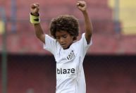 Promessa do Santos de 11 anos viraliza com golaços e jogadas no futsal; veja