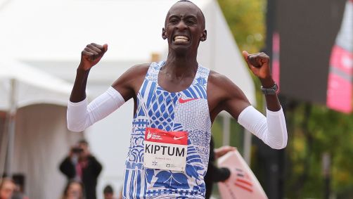Queniano Kelvin Kiptum na Maratona de Chicago, quando bateu o recorde mundial aos 23 anos