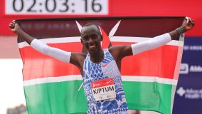 Kelvin Kiptum ao bater o recorde mundial da maratona em Chicago