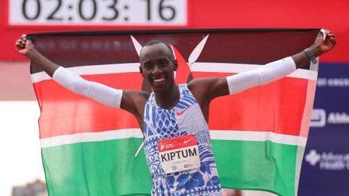 Kelvin Kiptum ao bater o recorde mundial da maratona em Chicago