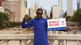 Kelvin Kiptum com a confirmação de seu recorde mundial na Maratona de Chicago