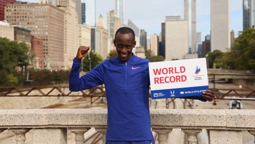 Kelvin Kiptum com a confirmação de seu recorde mundial na Maratona de Chicago