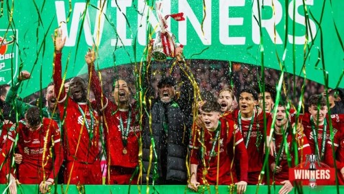 Campeão nacional, continental e mundial com o Liverpool, Jürgen Klopp comemora título da Copa da Liga Inglesa