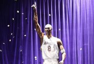 Lakers revela a primeira das três estátuas de Kobe Bryant; veja imagens