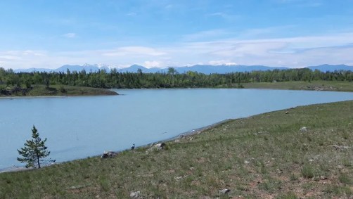 O Lago Last Chance da Colúmbia Britânica, retratado aqui durante a estação chuvosa em junho de 2022, contém os níveis mais altos de fosfato concentrado já registrados em qualquer corpo de água natural da Terra.