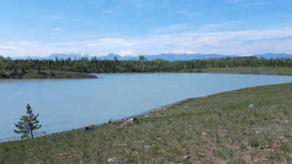 O Lago Last Chance da Colúmbia Britânica, retratado aqui durante a estação chuvosa em junho de 2022, contém os níveis mais altos de fosfato concentrado já registrados em qualquer corpo de água natural da Terra.