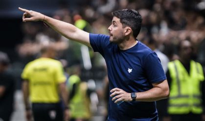 Larcamón venceu o seu primeiro clássico contra o Atlético-MG