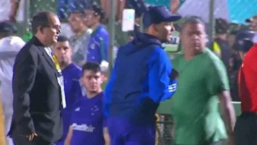 Nicolás Larmacón na área técnica do Marizão durante a partida contra o Sousa