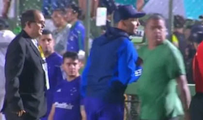 Nicolás Larmacón na área técnica do Marizão durante a partida contra o Sousa