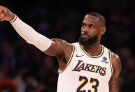 LeBron James perde a paciência após pergunta sobre o filho na NBA
