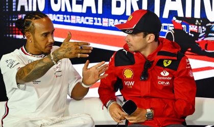 Hamilton e Leclerc conversam antes do GP de Silverstone