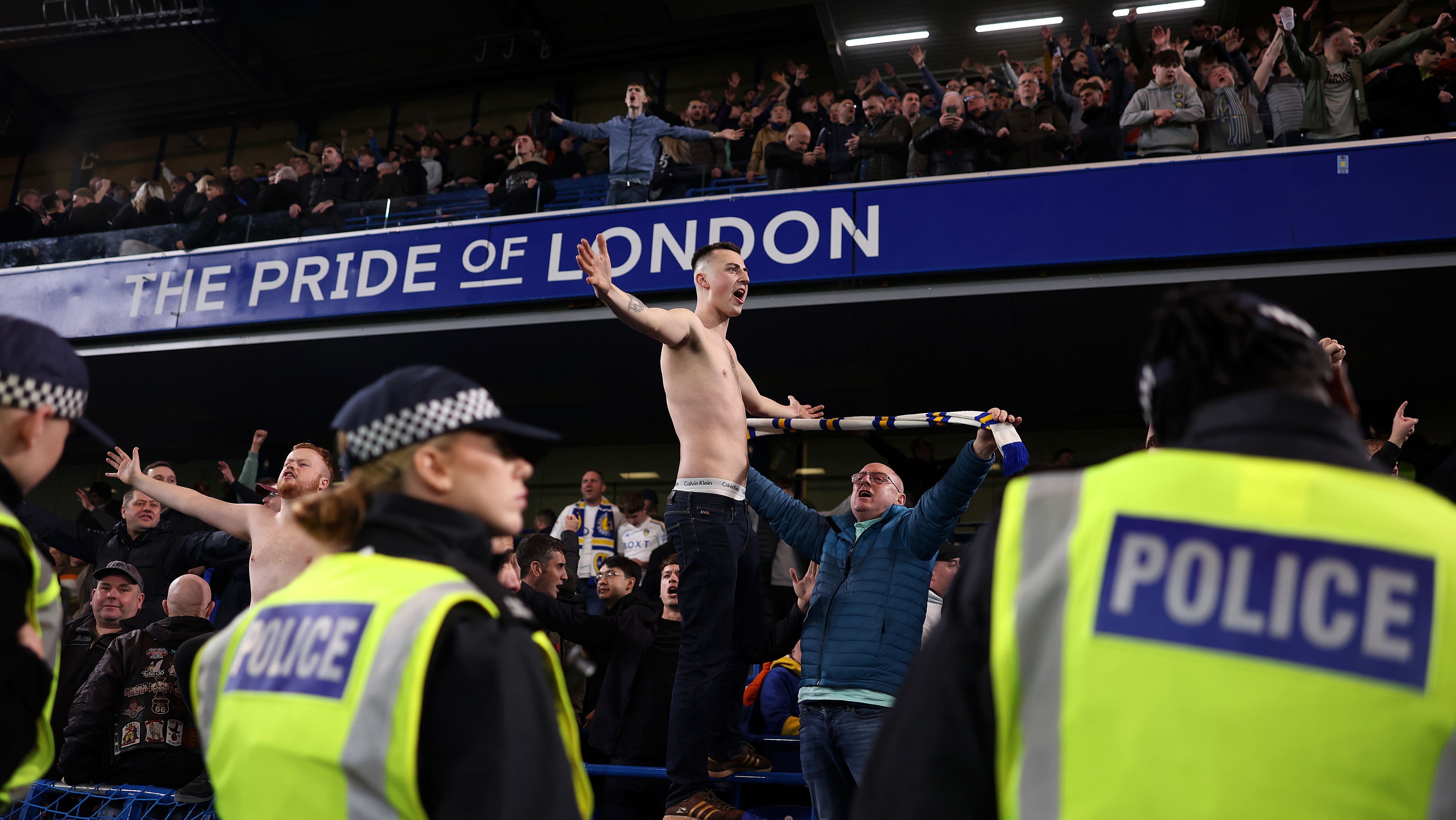 Torcedor do Leeds caiu da arquibancada de Stamford Bridge