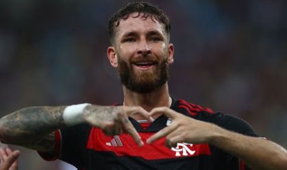 Em romance com ex de Militão, Léo Pereira adota apelido de "Karolino" no Flamengo